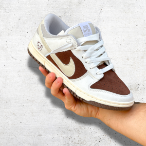 NIKE SB DUNK LOW WHITE / COFFEE (LINHA PREMIUM)