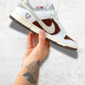 NIKE SB DUNK LOW WHITE / COFFEE (LINHA PREMIUM)