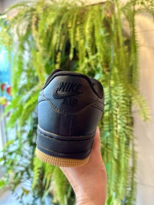 Nike Air force preto  com solado caramelo