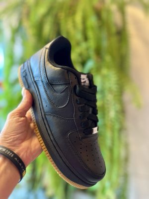 Nike Air force preto  com solado caramelo
